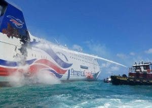 Remolcan barco incendiado a la bahía de San Juan