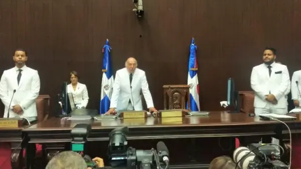 Fidelio Despradel encabezando juramentación de diputados.
