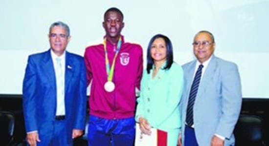 Unev reconoce a medallista olímpico Luisito Pie