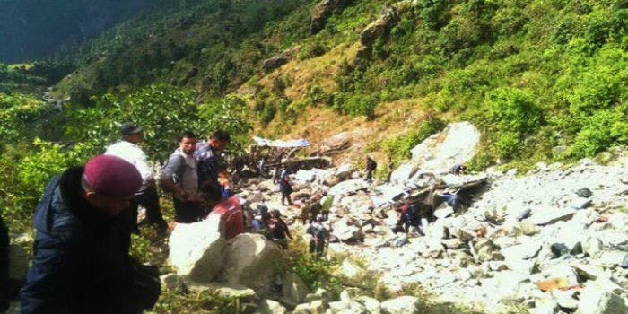 Al menos 31 muertos y 40 heridos al caer un autobús por barranco en Nepal