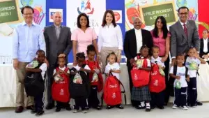 Cándida Montilla entrega útiles escolares a niños de El Dique