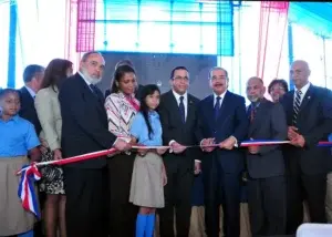 Danilo Medina inaugura una escuela y un liceo en Santo Domingo Este