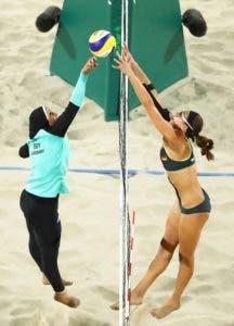 Contrastes culturales propio de las Olimpiadas en una foto