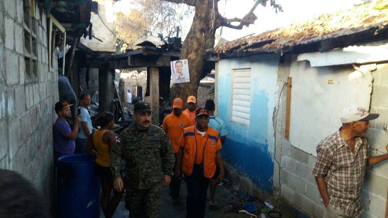 Evalúan zona afectada por incendio destruyó más de 50 viviendas en Santiago