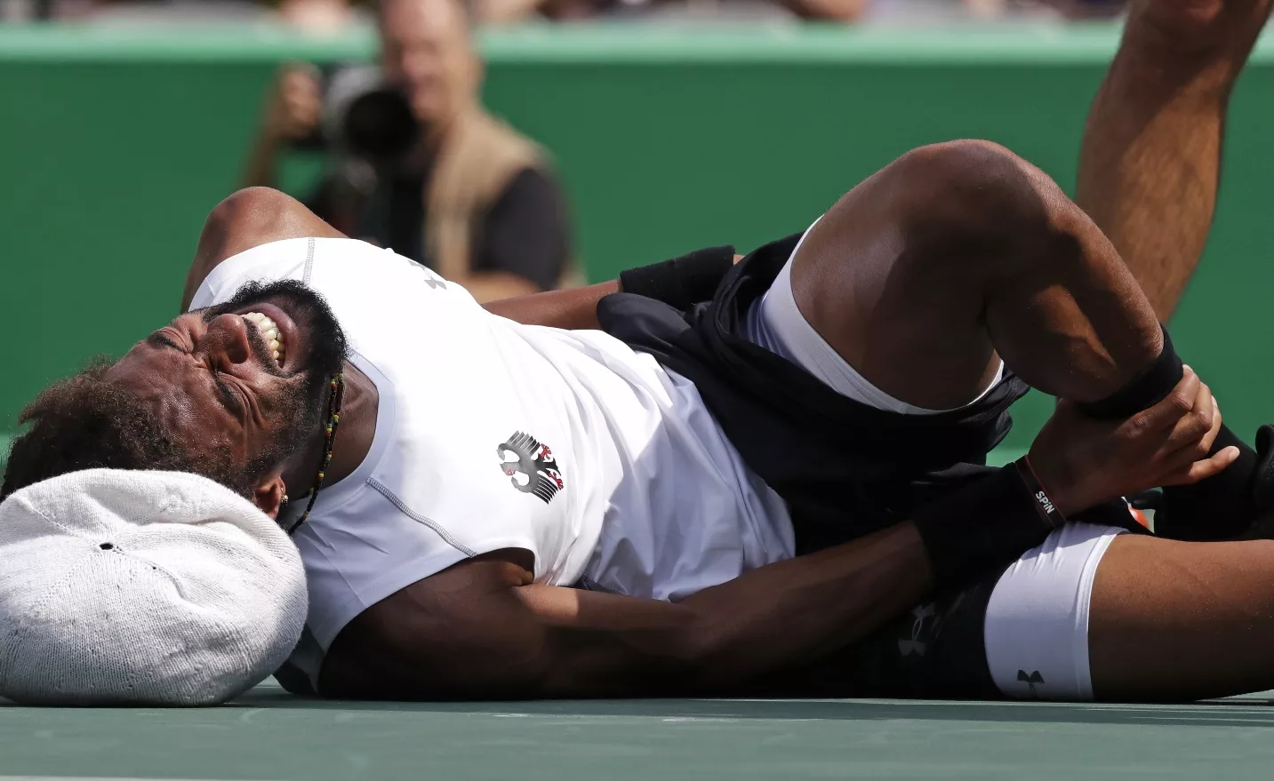 Tenista alemán Dustin Brown se retira llorando por lesión en tenis de Río