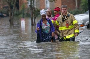 Dos muertos y mil rescatados en fuertes inundaciones en Luisiana