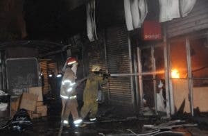 Incendio en tienda Almacenes Rodríguez aún  no ha sido sofocado