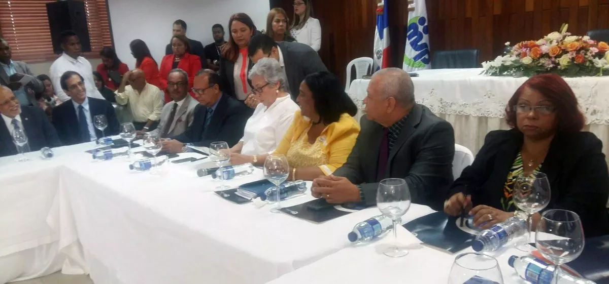 Gobierno formaliza acuerdo con 13 gremios sector salud