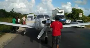 Avioneta aterriza de emergencia en carretera Higüey – Macao y atropella motorista