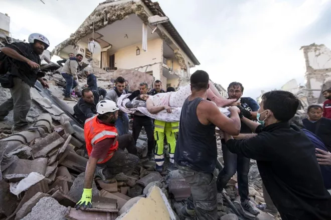 Fuerte terremoto sacude centro de Italia, al menos 38 muertos