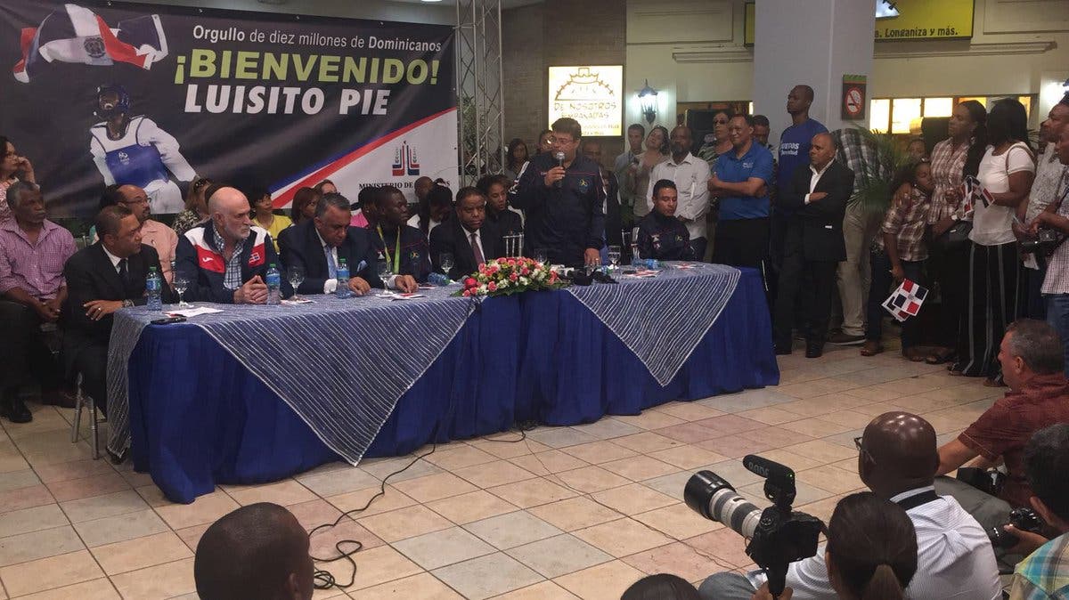 Luisito Pie es recibido en el AILA junto a delegación participó en Juegos de Río