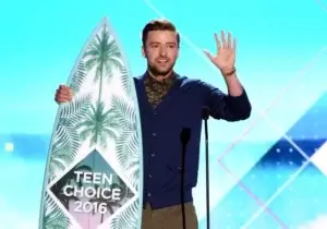 Timberlake y Jessica Alba ponen la nota seria en los premios Teen Choice