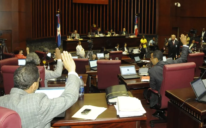 Un senador recibe RD$425,900 todos los meses