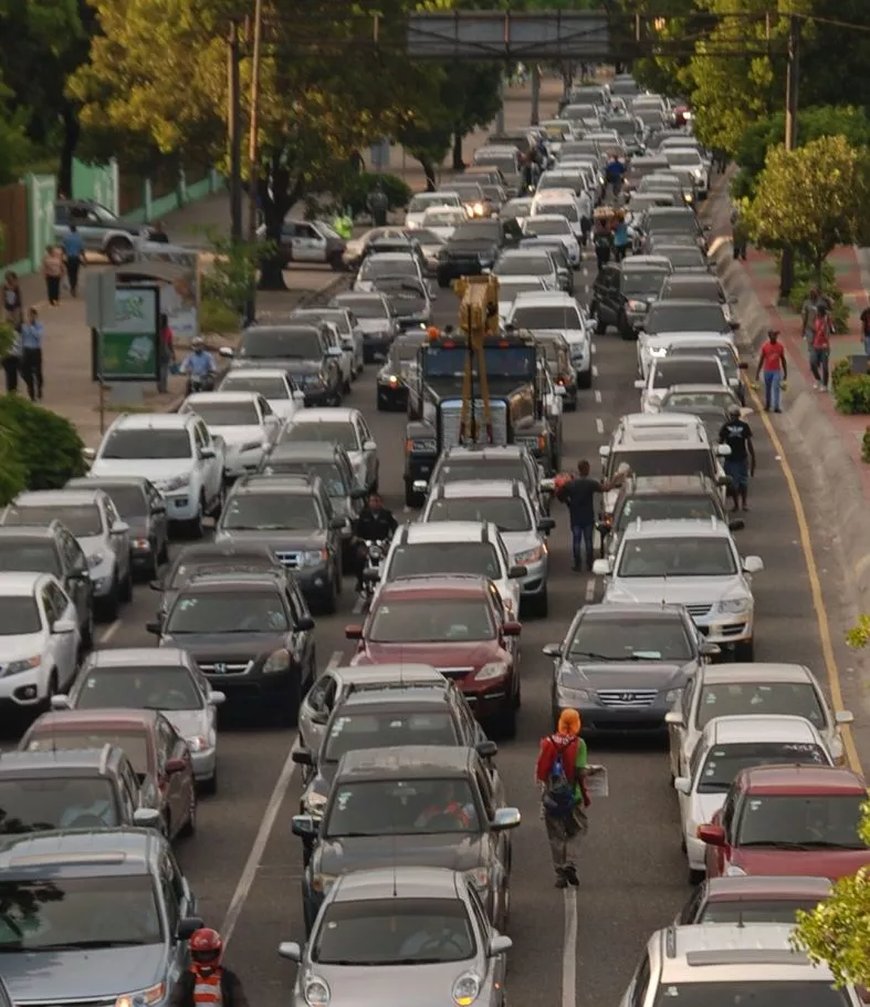 El exceso de vehículos es detonador en caos del transporte