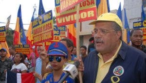 Luis Acosta y un grupo de sus seguidores acudieron a protestar frente a la Plaza de la Cultura.