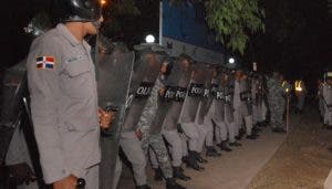 Un amplio contingente policial guardaba la parte frontal del Teatro Nacional para impedir el paso.