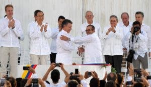 El presidente de Colombia, Juan Manuel Santos, y el jefe máximo de las FARC, Rodrigo Londoño, alias “Timochenko”, firmaron hoy en Bogotá el nuevo acuerdo de paz para terminar 52 años de conflicto armado interno.