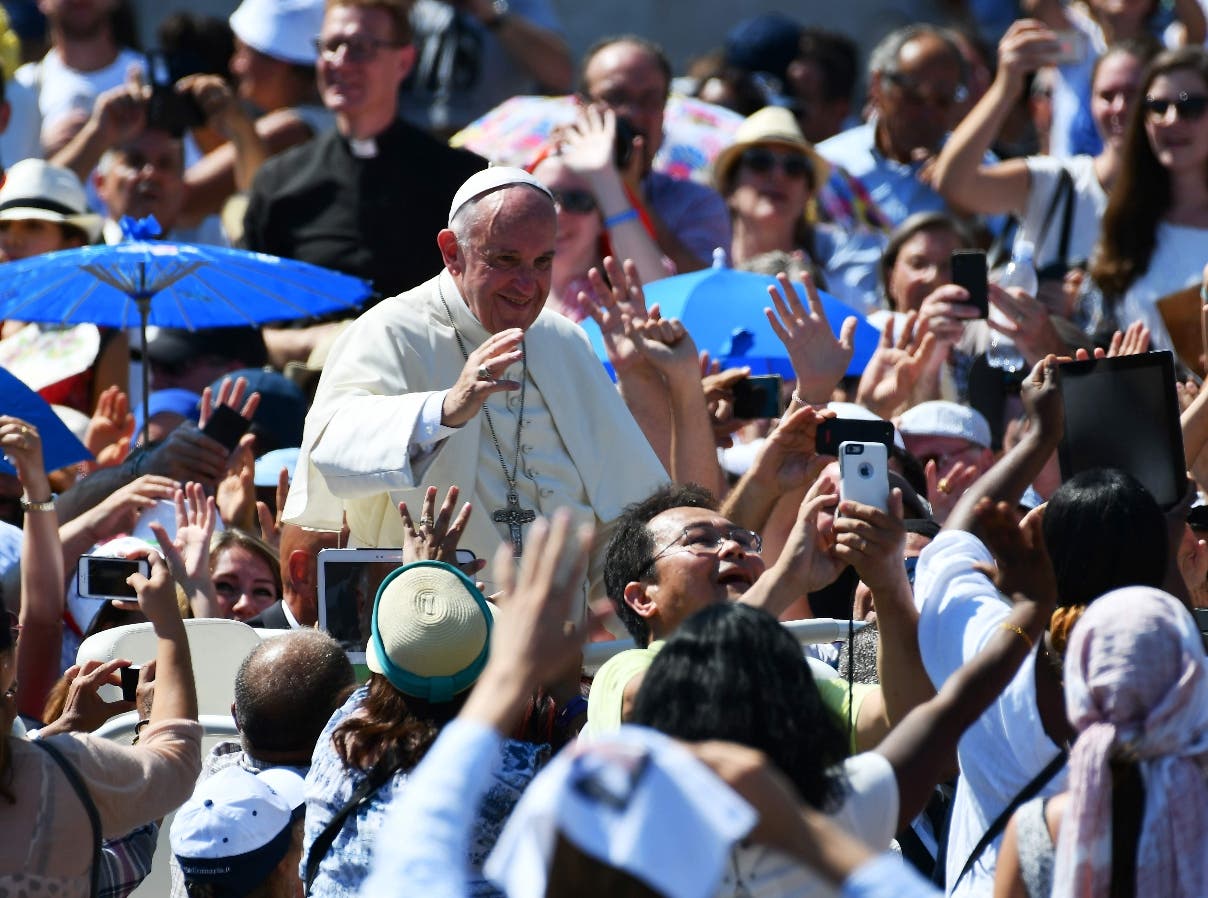 El papa abraza a los líderes de otras religiones reunidos para orar en Asis