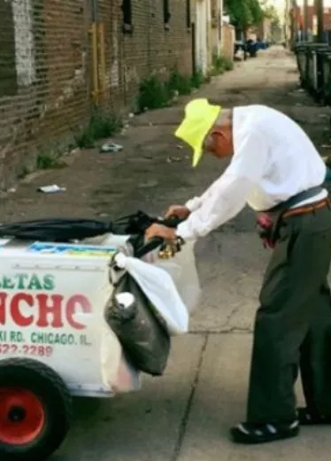 Recaudan dinero para que anciano no venda helados