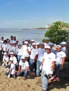 Colaboradores del Banco del Progreso limpian playa