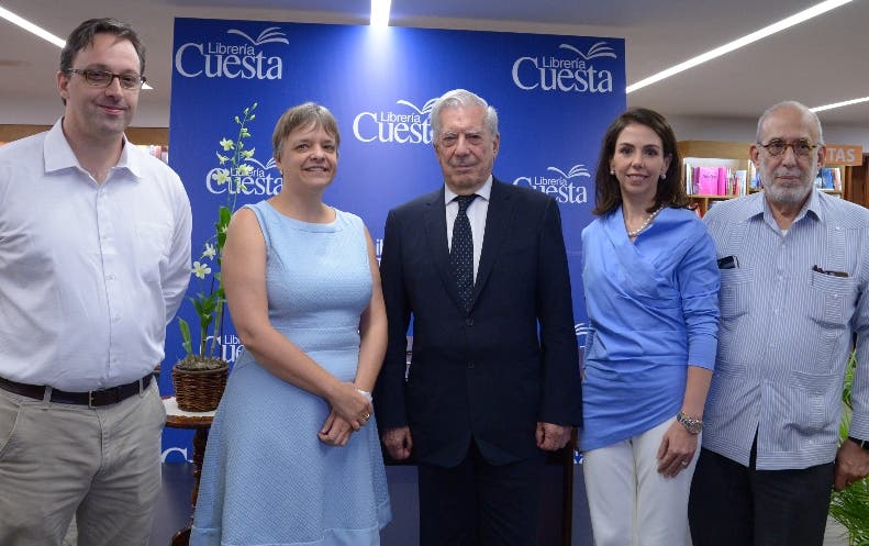 Vargas Llosa firma sus libros en la Librería Cuesta