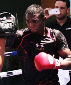 Dominicano Carlos Caballo Bronco listo para pelea con mexicano Iván Álvarez