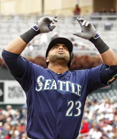 Nelson Cruz seguirá jugando con dolor