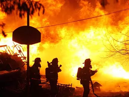 Mueren ocho bomberos en un incendio en Moscú