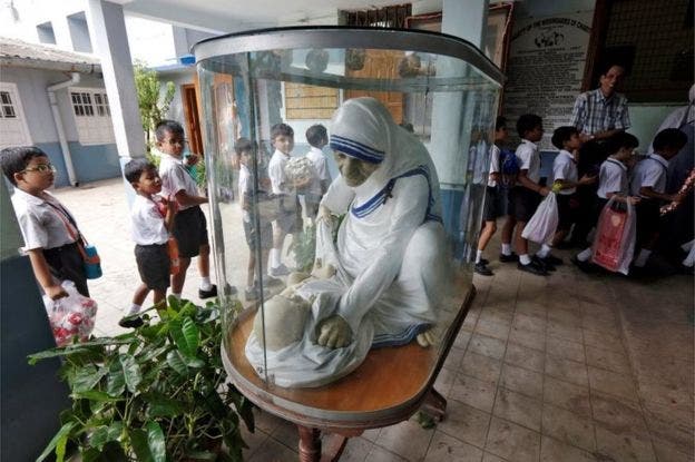 Las duras críticas a la Madre Teresa de Calcuta de quienes cuestionan su santidad