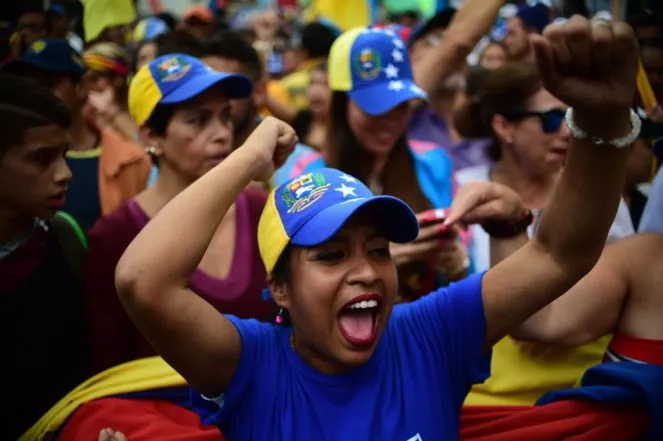 Oposición marcha en el interior de Venezuela bajo fuerte custodia militar