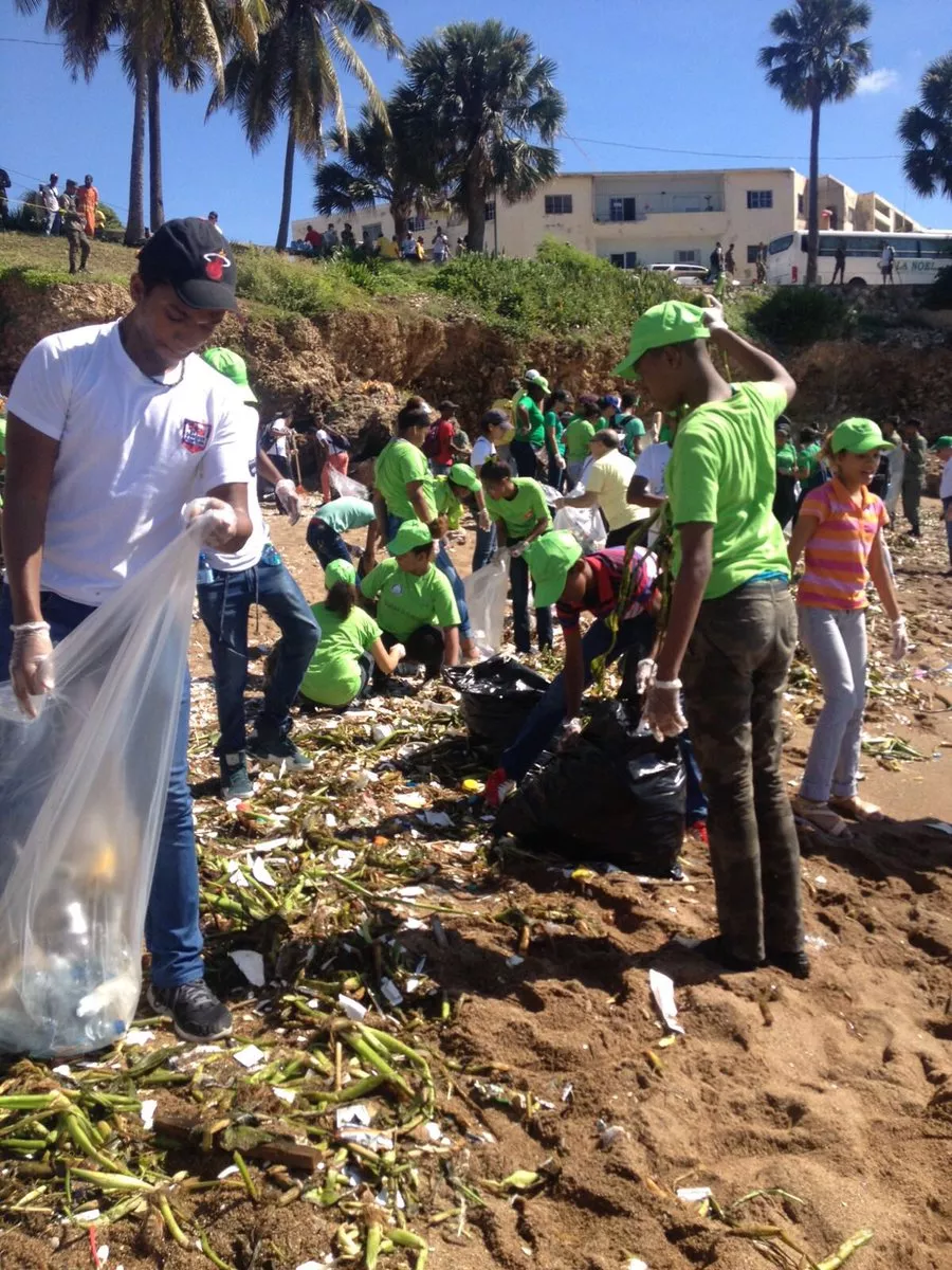 Realizan jornada limpieza de playas