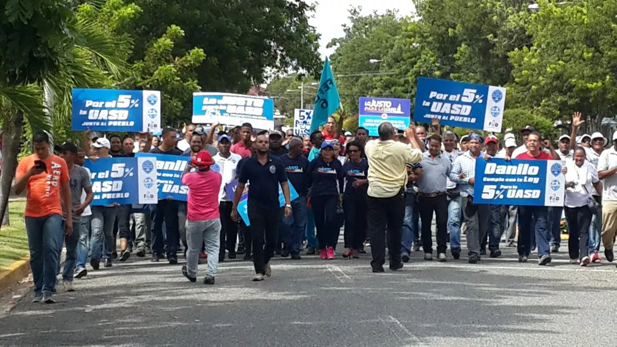 Estudiantes, profesores y empleados UASD marchan al Palacio en reclamo mayor presupuesto