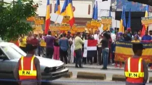 El partido del «Gallo» protesta contra Vargas Llosa