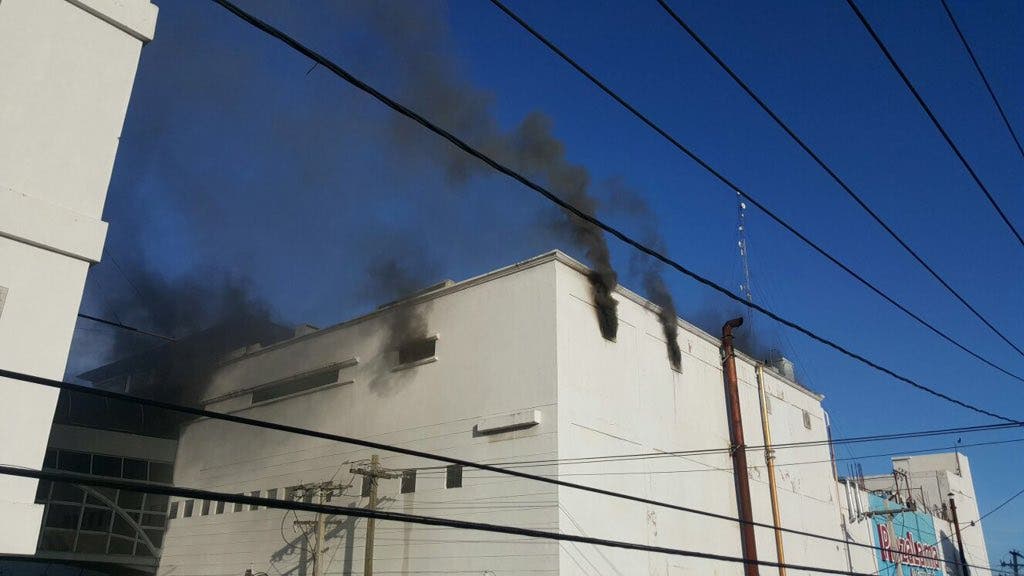 Incendio afecta la tienda Plaza Lama de la avenida Duarte