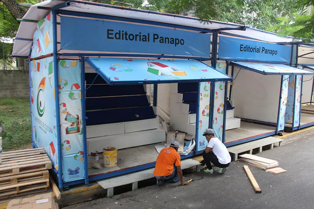 Toques finales al montaje de la Feria del Libro 2016