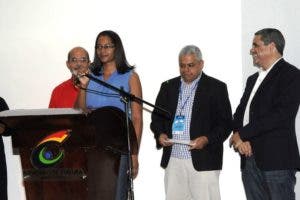 Lery Laura Piña agradece el premio a los organizadores de la Feria Internacional del Libro.