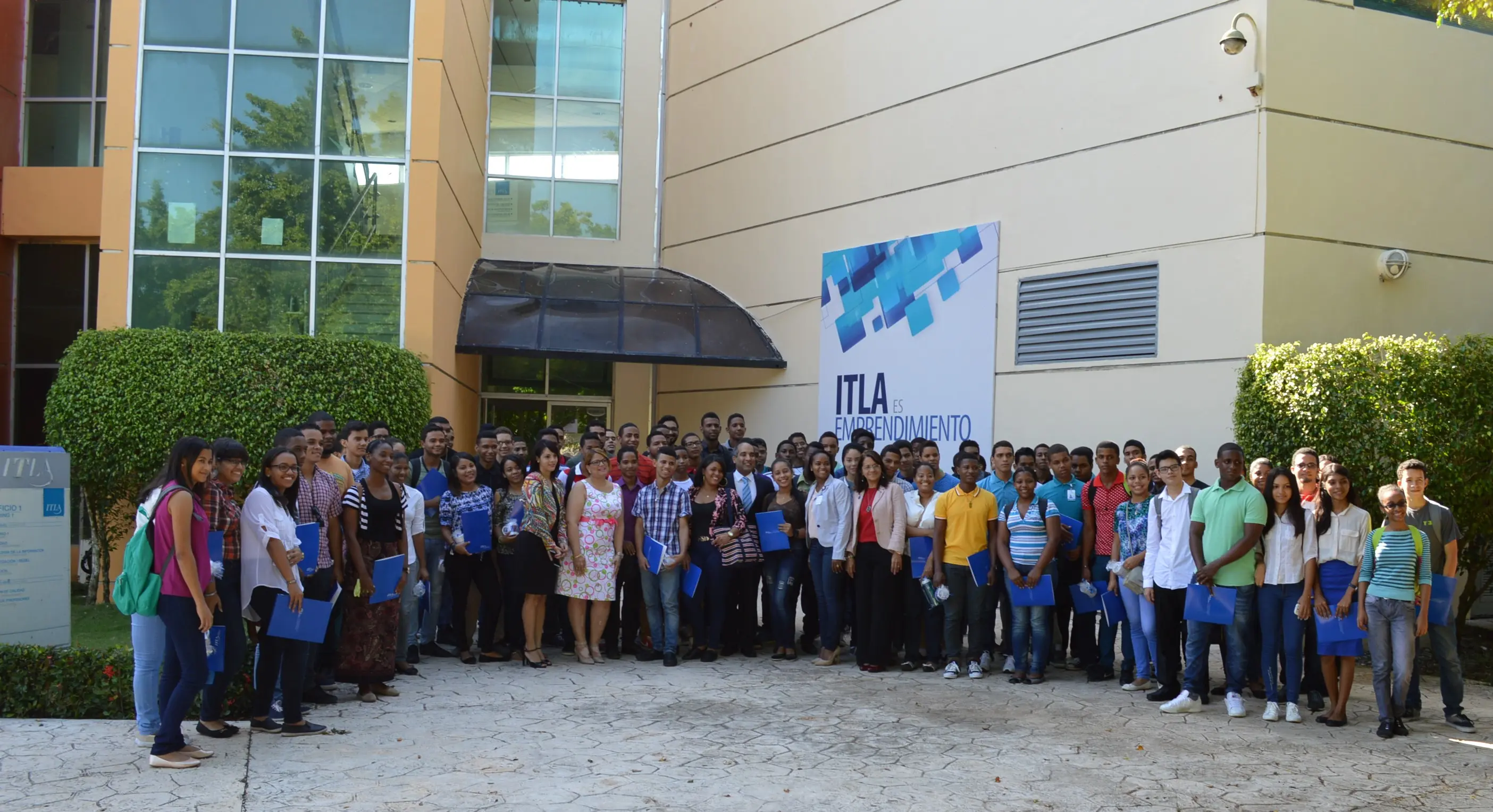 ITLA premia la excelencia académica; entrega 131 becas a jóvenes sobresalientes