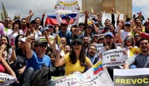 Venezolanos se reúnen en Colombia para exigir revocatoria de Nicolás Maduro