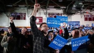 Según Moore, los simpatizantes de Bernie Sanders votarán por Clinton pero con desgana.