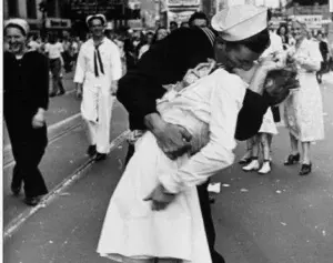 Muere la mujer que protagonizó icónico beso al final de la II Guerra Mundial