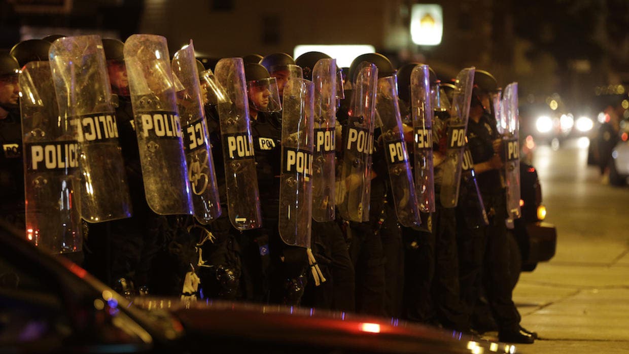 Doce agentes heridos en protestas tras muerte de negro abatido por policía en EE.UU