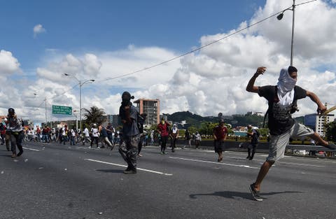 Policías y manifestantes chocan en cierre de marcha opositora en Caracas
