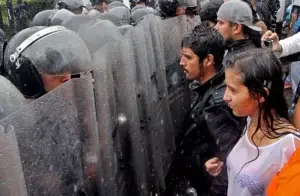 Diez heridos durante protestas por revocatorio en Venezuela, según oposición