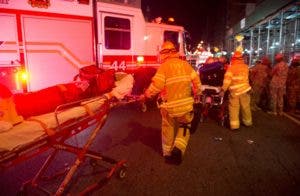 TOPSHOT - Fire fighters respond to an alleged explosion on West 23rd Street on September 17, 2016, in New York. An explosion in New York's upscale and bustling Chelsea neighborhood injured at least 25 people, none of them in a life-threatening condition, late Saturday, the fire department said. / AFP / Bryan R. Smith