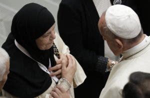 El papa pide diálogo sincero ante familiares de víctimas del atentado de Niza