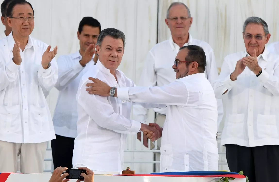 Santos dice que el Nobel de Paz es un “mandato” para salvar acuerdo con FARC