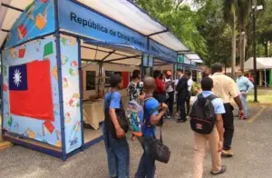 Libreros piden se extienda por una semana más Feria del Libro