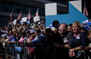 Hillary y Trump hacen campaña en Iowa, donde empezó la votación anticipada