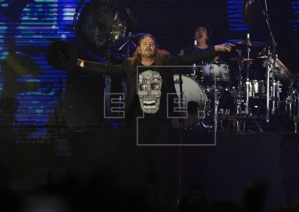 Maná incendia la noche de Los Ángeles con una descarga de rock y política