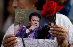 Entre rezos y canciones los habitantes de Juárez recuerdan a Juan Gabriel